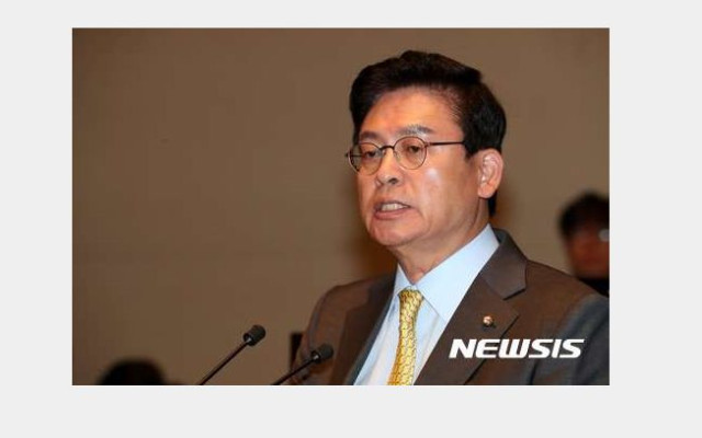 정우택 “홍준표 바퀴벌레처럼 스멀스멀 기어 나와”